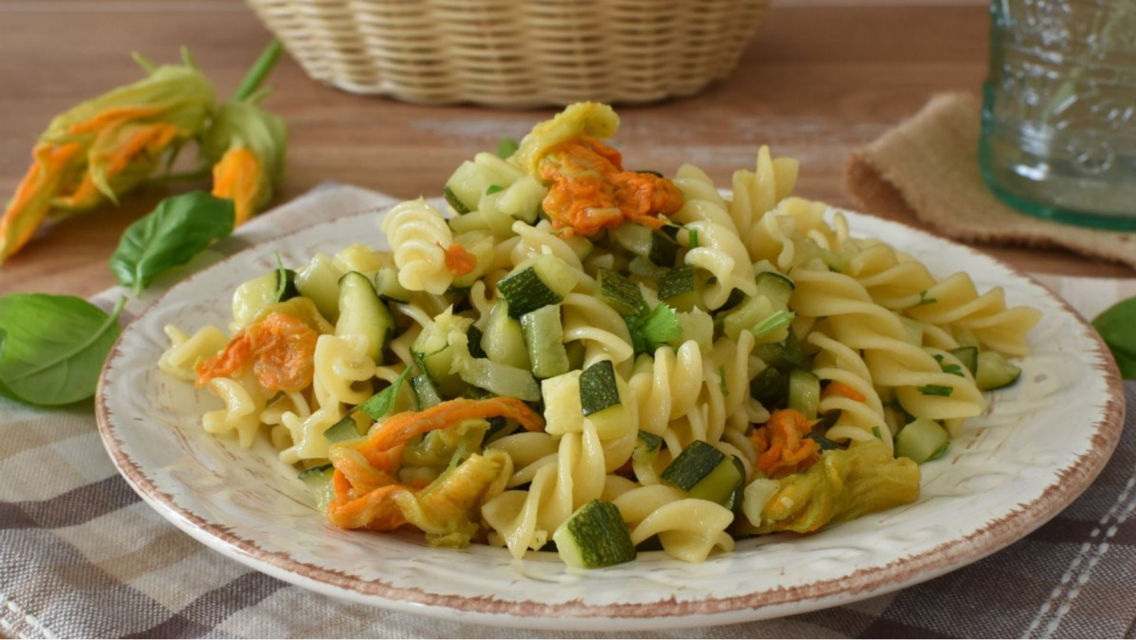 Pasta Con Zucchine E Fiori Di Zucca Ti Nyou